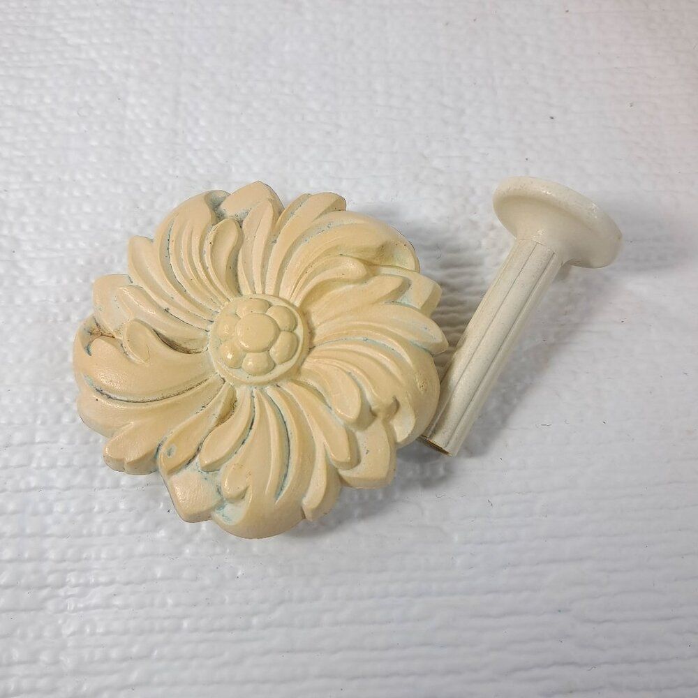 Vintage Kirsch Floral Medallion Curtain Drapery tieback holdback white cream‎